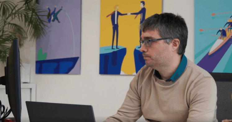 Homme travaillant avec deux ordinateurs