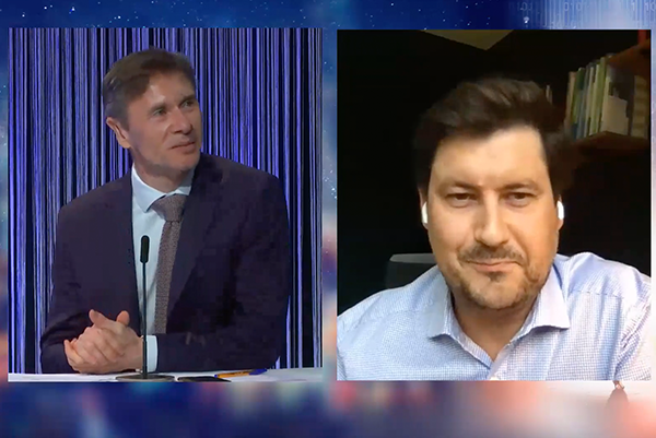 deux hommes interrogés : l'un sur un plateau et l'autre en remote