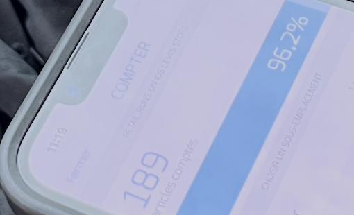 Gros plan d’un smartphone utilisé pour la gestion des stocks