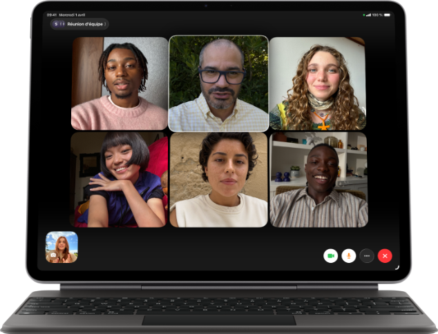 iPad Air fixé à un Magic Keyboard, coloris noir, écran affichant un appel FaceTime en groupe