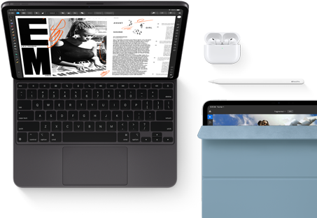 iPad Pro fixé au Magic Keyboard, face avant, noir sidéral, angles arrondis, cadre noir de l’écran, ouvert, écran affichant une app de modification d’articles avec du texte et la photo d’une femme en train de jouer de la musique, AirPods 4 dans leur boîtier ouvert, Smart Folio bleu sur iPad Pro avec Apple Pencil Pro posé sur l’appareil, couverture légèrement ouverte laissant apparaître l’écran