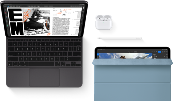 iPad Pro fixé au Magic Keyboard, face avant, noir sidéral, angles arrondis, cadre noir de l’écran, ouvert, écran affichant une app de modification d’articles avec du texte et la photo d’une femme en train de jouer de la musique, AirPods 4 dans leur boîtier ouvert, Smart Folio bleu sur iPad Pro avec Apple Pencil Pro posé sur l’appareil, couverture légèrement ouverte laissant apparaître l’écran