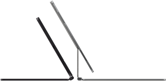2 iPad Pro fixés au Magic Keyboard, vue latérale, profil fin, noir sidéral avec haut-parleurs et port USB-C, inclinés à mi-ouverture, argent, ouverts, inclinés vers l’arrière pour montrer le design suspendu de type cantilever du clavier, les hauts-parleurs et le micro