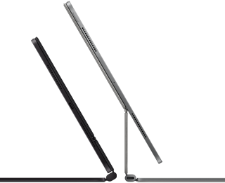 2 iPad Pro fixés au Magic Keyboard, vue latérale, profil fin, noir sidéral avec haut-parleurs et port USB-C, inclinés à mi-ouverture, argent, ouverts, inclinés vers l’arrière pour montrer le design suspendu de type cantilever du clavier, les hauts-parleurs et le micro