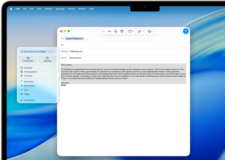 Écran d’un MacBook Air affichant les Outils d’écriture d’Apple Intelligence utilisés pour rédiger un e-mail