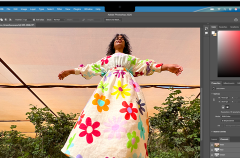 MacBook Air, écran affichant une fenêtre Adobe Photoshop avec la photo d’une femme vêtue d’une robe florale colorée, pour mettre en valeur la luminosité de l’écran Liquid Retina