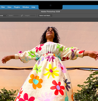 MacBook Air, écran affichant une fenêtre Adobe Photoshop avec la photo d’une femme vêtue d’une robe florale colorée, pour mettre en valeur la luminosité de l’écran Liquid Retina