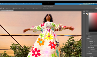 MacBook Air, écran affichant une fenêtre Adobe Photoshop avec la photo d’une femme vêtue d’une robe florale colorée, pour mettre en valeur la luminosité de l’écran Liquid Retina