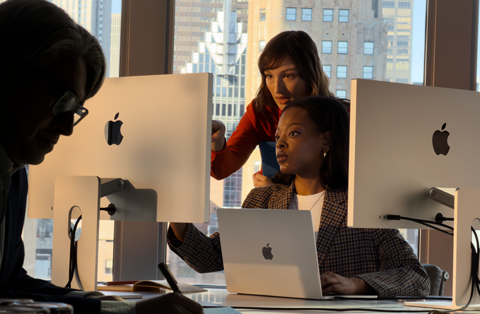 Personnes travaillant dans un bureau sur plusieurs écrans à la fois, pour montrer qu’il est possible de connecter le MacBook Air à des écrans externes