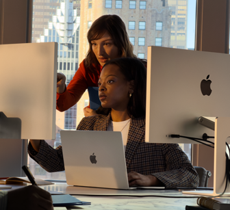Personnes travaillant dans un bureau sur plusieurs écrans à la fois, pour montrer qu’il est possible de connecter le MacBook Air à des écrans externes
