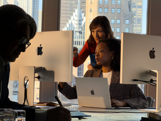 Personnes travaillant dans un bureau sur plusieurs écrans à la fois, pour montrer qu’il est possible de connecter le MacBook Air à des écrans externes