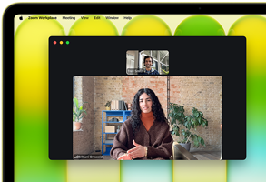 MacBook Neo, couleur jaune agrume, appel vidéo à l’écran, fonctionnalité Cadre centré qui maintient la personne dans le cadre