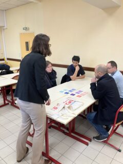 Adultes assis autours d'une table