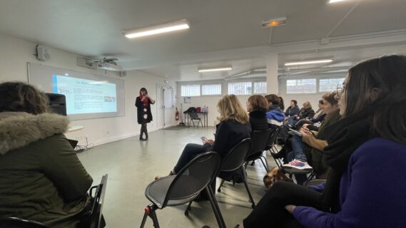 Photo d'une femme donnant une conférence lors d'un séminaire