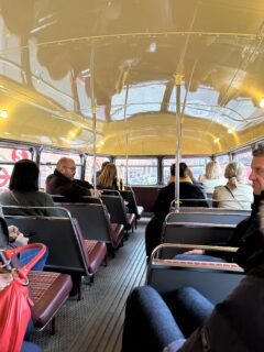Photo de personnes dans un bus