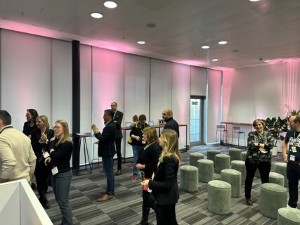photo de personnes debout applaudissant dans une salle