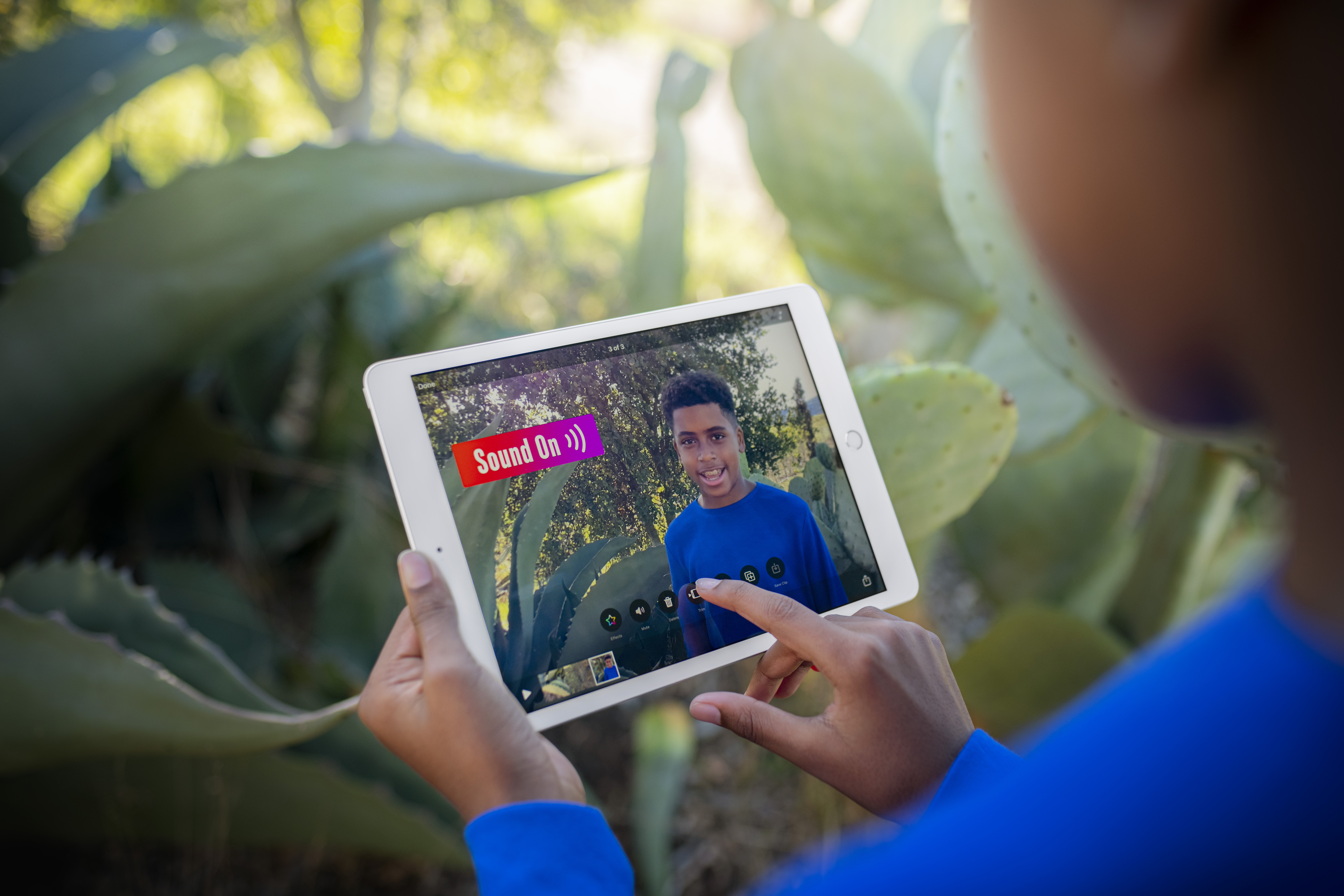 Photo de mains appuyer sur le bouton play pour regarder une vidéo sur un iPad