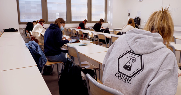 photo d'élèves en classe, chacun travaillant sur son iPad