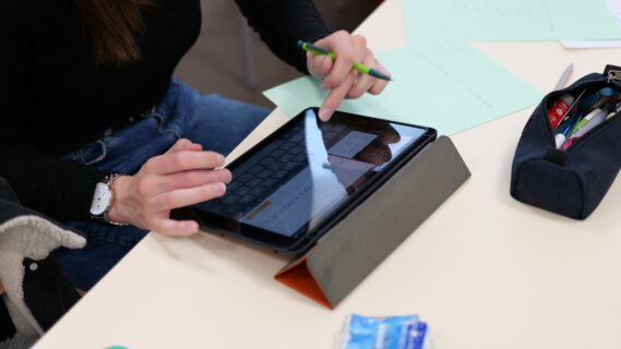 élève travaillant sur un iPad