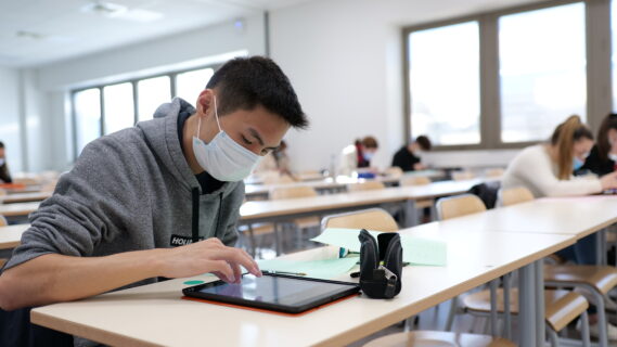 étudiant travaillant sur un iPad en classe
