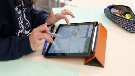 élève travaillant sur un iPad