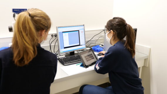 deux femmes travaillant sur un ordinateur et un iPad