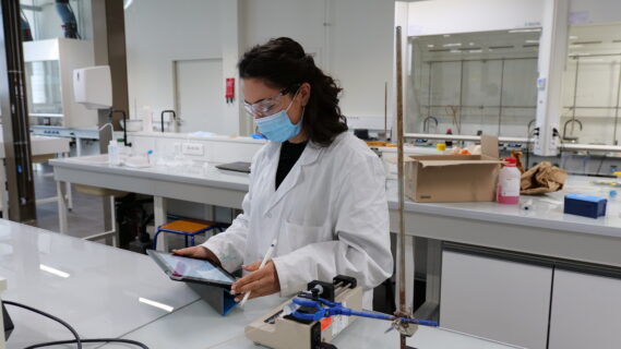 une femme en blouse blanche dans un laboratoire