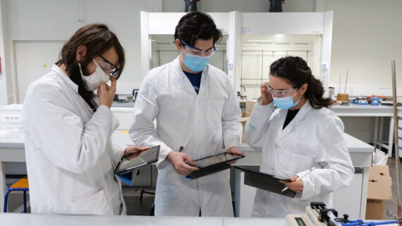 Trois personnes en blouse blanche dans un laboratoire