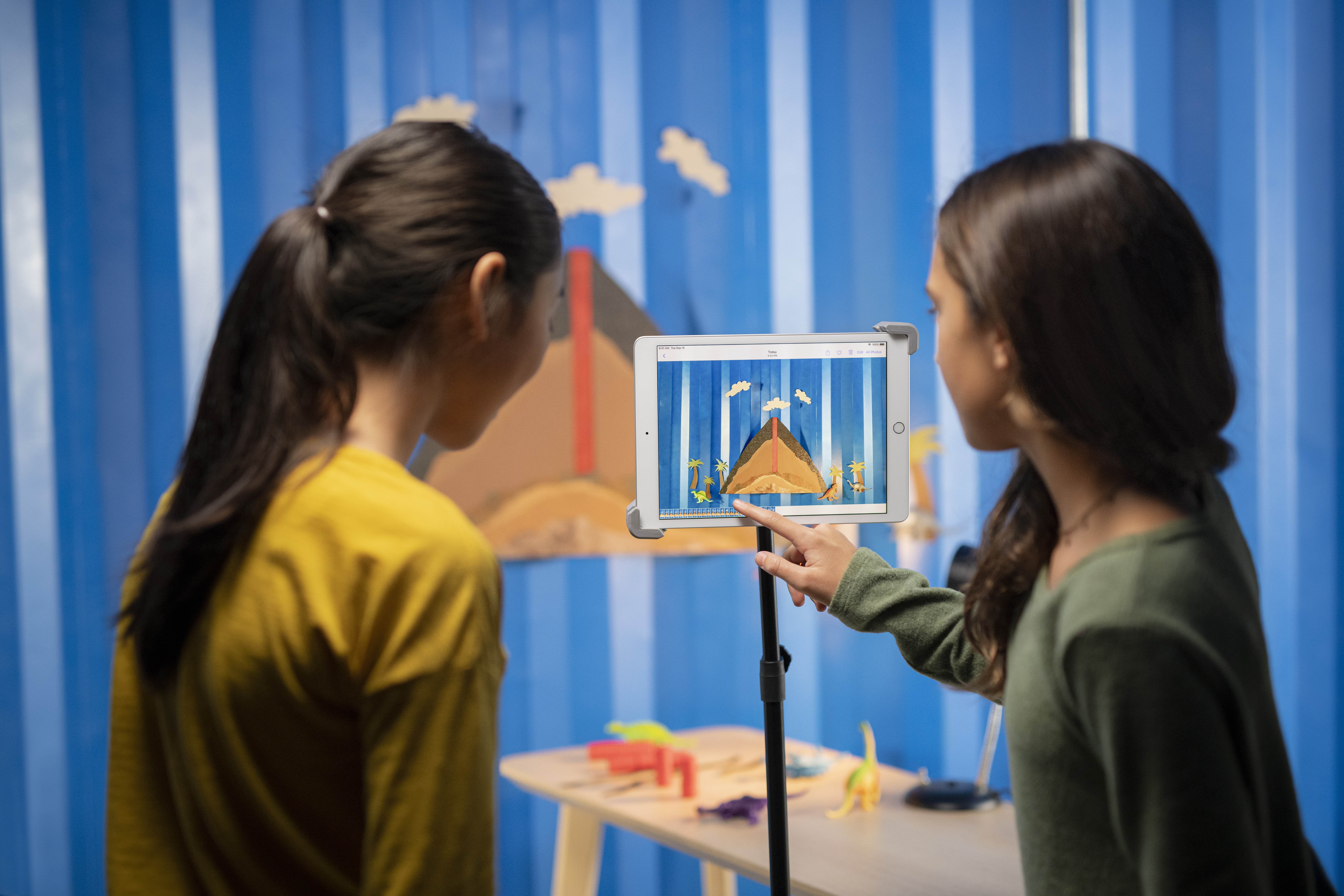 Deux adolescentes prenant une photo avec un iPad