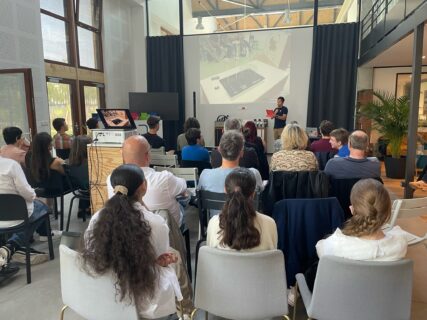 Personnes assises écoutant une conférence