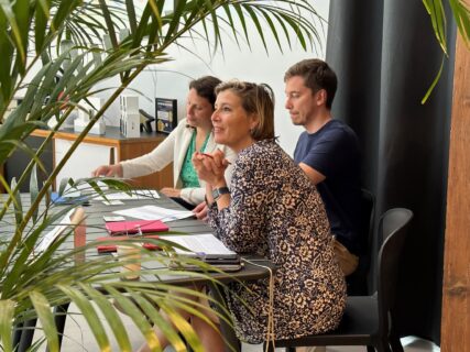 trois personnes assises