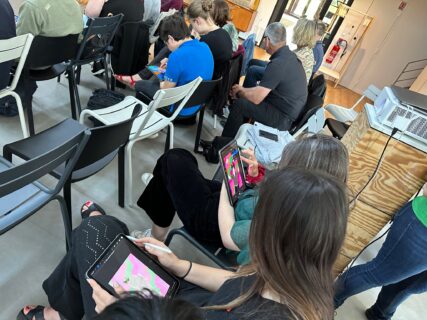 personnes assises sur leur iPad