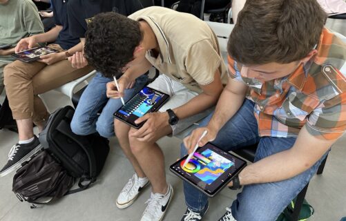 photo de deux personnes dessinant sur leur iPad avec leur stylet