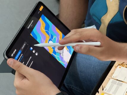 photo d'une personne dessinant sur son iPad avec son stylet