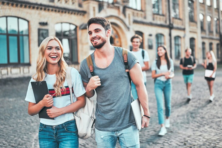 étudiants sortant de leur établissement