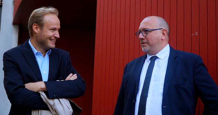 Photo de deux chefs d'établissement