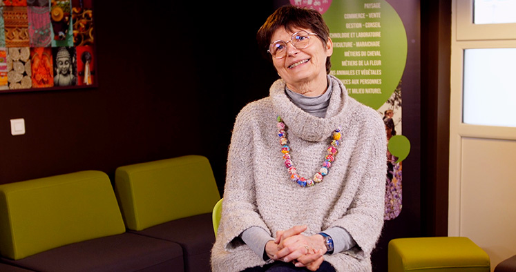 femme à lunette souriant