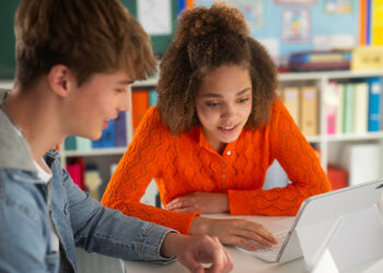 deux élèves travaillant sur un iPad