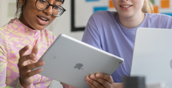 deux élèves qui travaillent sur un iPad