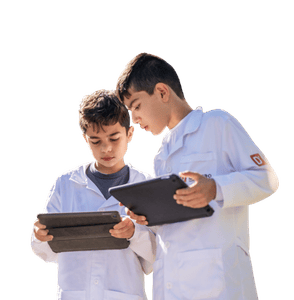 deux enfants avec une blouse blanche sur iPad